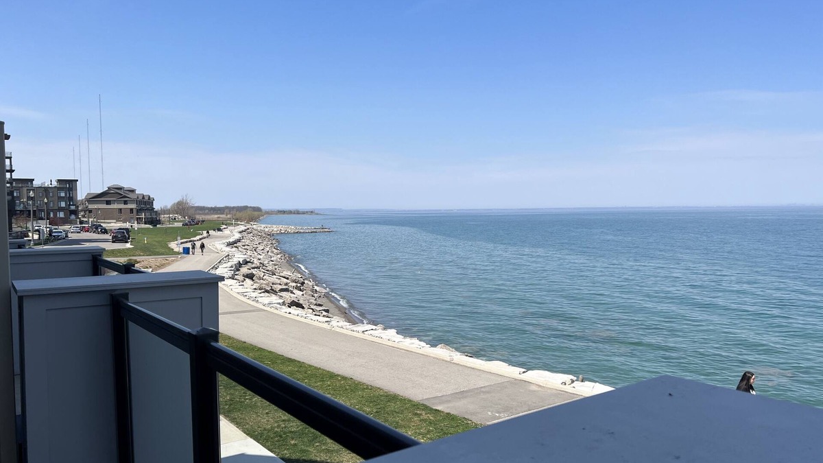 Grimsby House | Tourists Dream Waterfront Location! Half way between Niagara Falls and Toronto,!