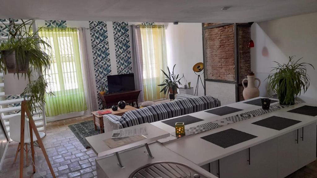 Tournus Apartment | Tournus Castrum Romain- Loft 90m2 - 3 Étoiles - petit Box Vélo - 5mn Autoroute