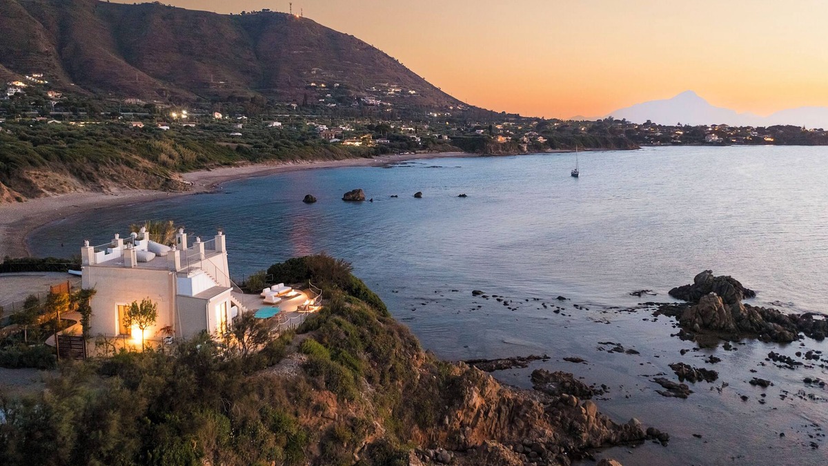 Mazzaforno Apartment | Tower of the 7 friars - Tower in Cefalu with direct access to the beach