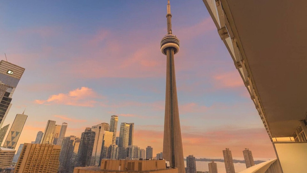 Toronto Entertainment District Hotel | Tower View Stays - 1 min to Rogers Centre/MTCC - Pool