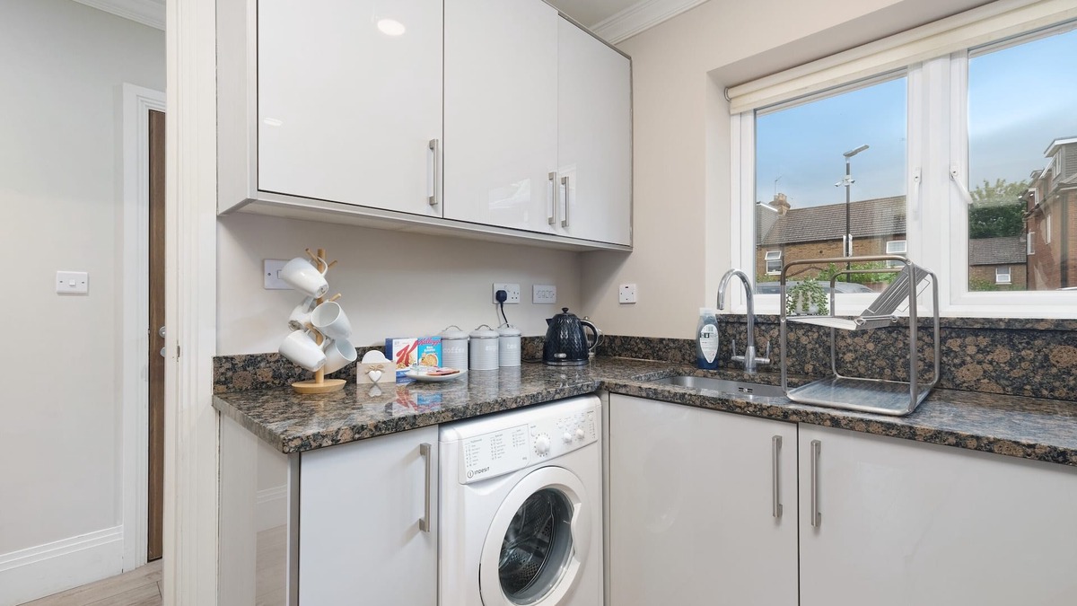 Slough House | Town Center 4 Bedroom 4 bathroom Hse with Parking Slough