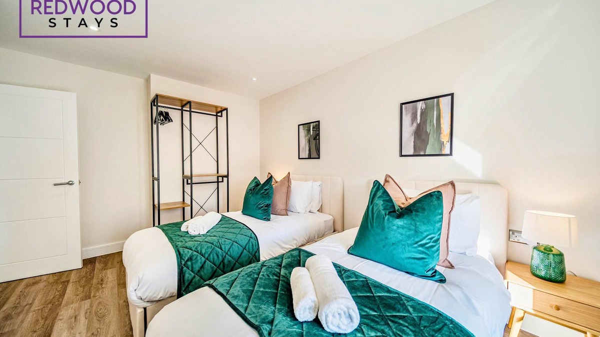 Rushmoor District Apartment | Town Center, FREE WiFi, 58 Inch TV, Balcony by Redwood Stays