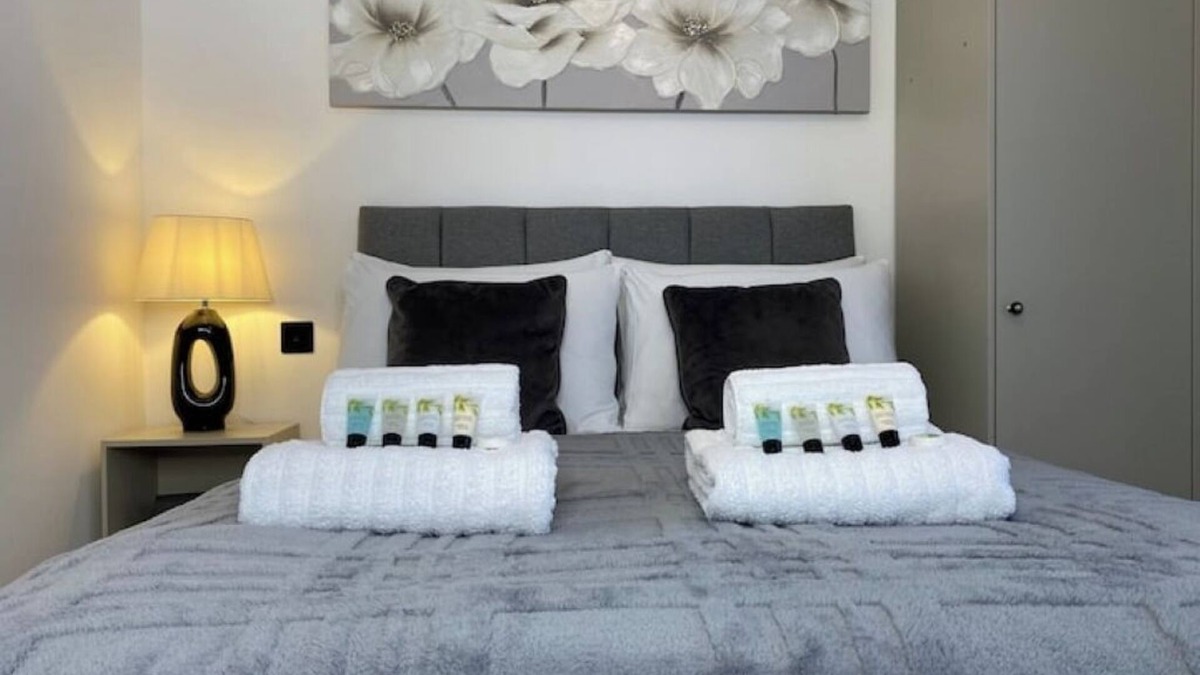 Swindon Apartment | Town Center Two-Bedroom