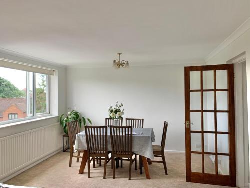 Stratford-upon-Avon Apartment | Town Centre, top floor 2 bed apartment with parking