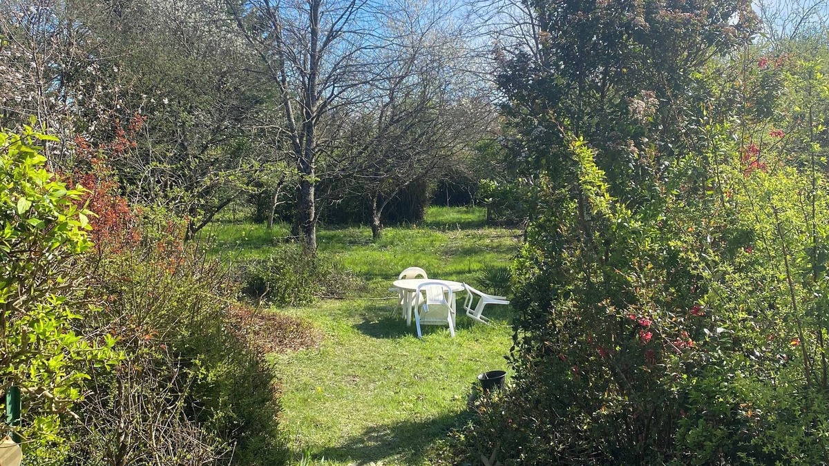 Fondettes House | Town/country house 6 km from Tours, fitted kitchen, garden, pets welcome.