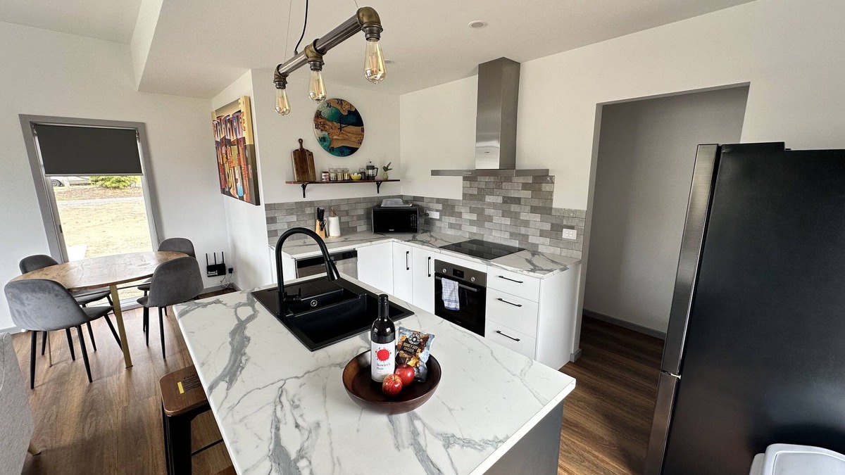 Mallacoota House | Town & Tide Luxury Unit: Walk to Shops & Beach in 7min