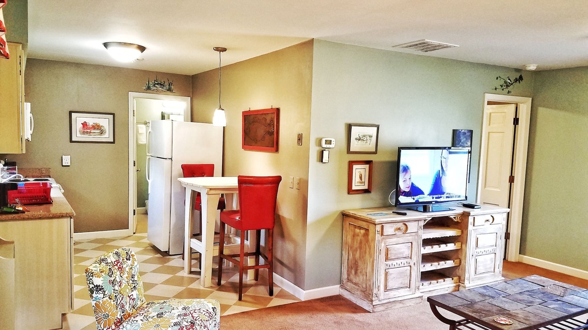Oxford Apartment | Town View King Apartment with Private Beach - Walk to shops and restaurants