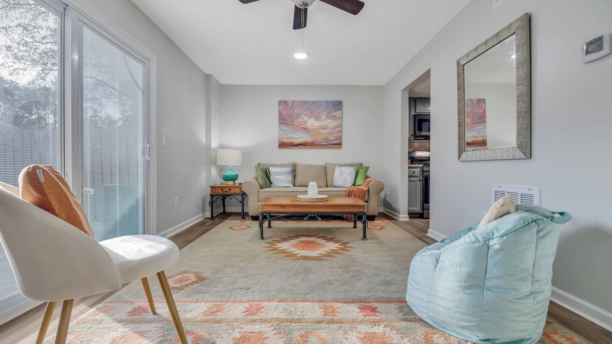 Sandy Springs House | Townhome in ATL Suburbs + Backyard + Parking!