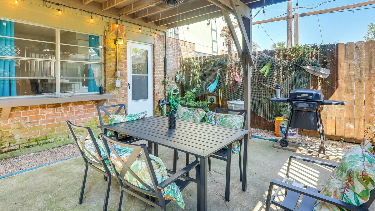 Galveston Apartment | Townhome Near Beach in Galveston: Furnished Patio!