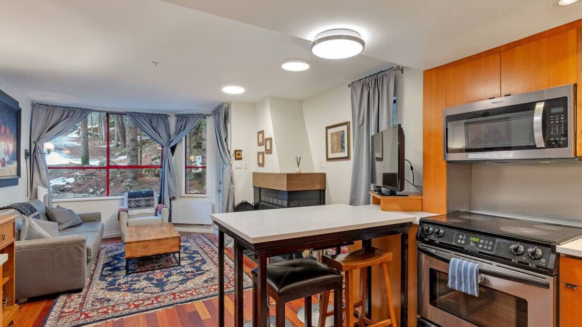 Whistler Creekside Condo | Townhome+parking walk 6 Minutes to Gondola & Shops