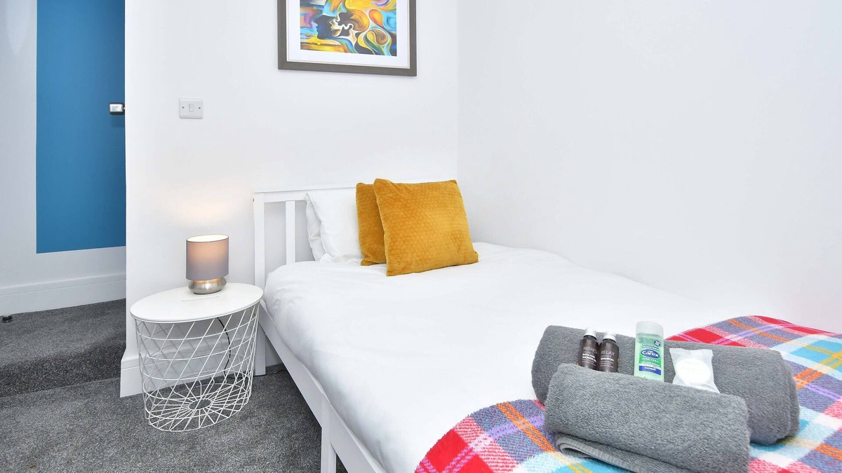 Crewe House | Townhouse @ 42 Minshull New Road Crewe - Single