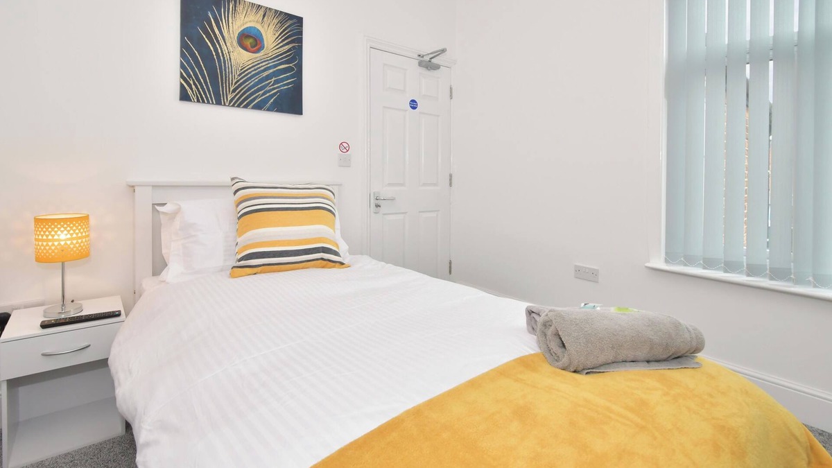 Crewe House | Townhouse @ 86 Brooklyn Street Crewe - Whole 4 Bedroom House