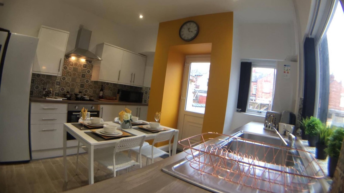 Crewe House | Townhouse @ 87 Walthall Street Crewe - Whole 5 Bedroom House