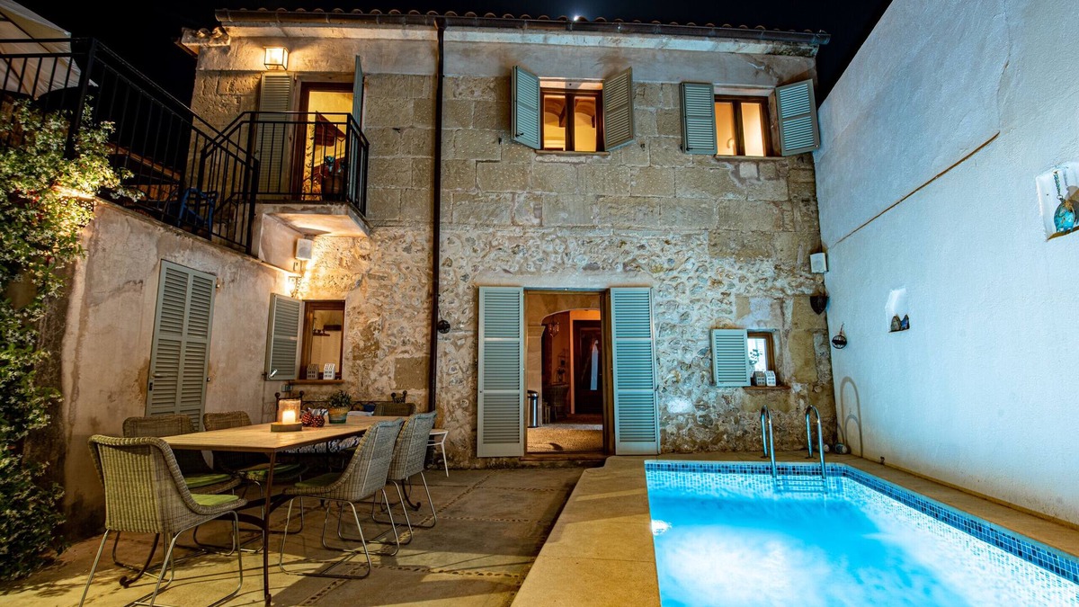 Pollensa Ski Chalet | Townhouse Albuqassim by Home villas 360
