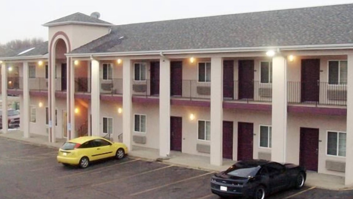 West Omaha Hotel | Townhouse Inn & Suites