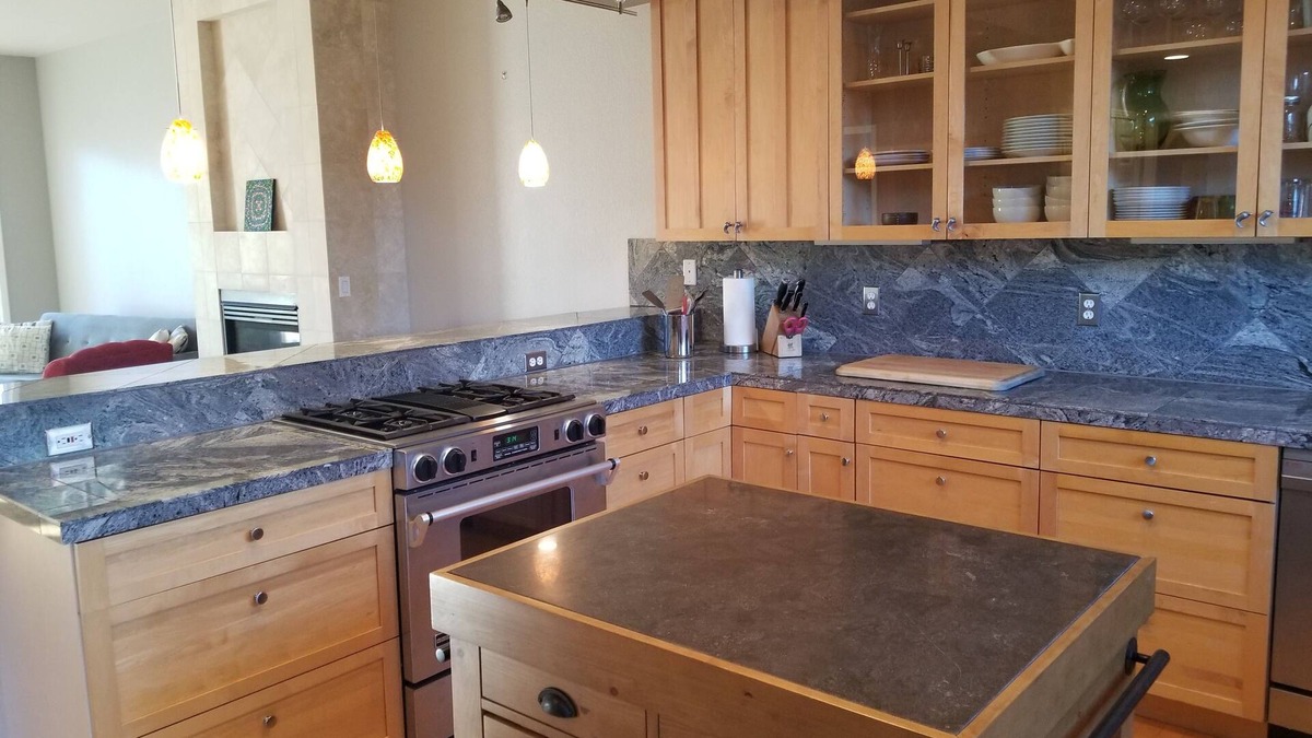 Longmont House | Townhouse near coffee shops/dining w/1 gig wifi