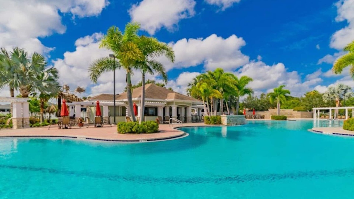 Riverview House | Townhouse Retreat! Free Wifi & AC in Riverview - Entire Unit Price