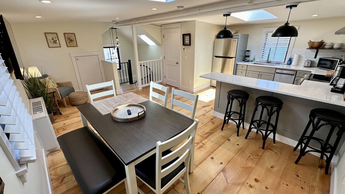 Yachting Village Hotel | Townhouse Style 2 Bed/1.5 Bath/Apartment (Sleeps 6) w/Parking in Downtown Newport