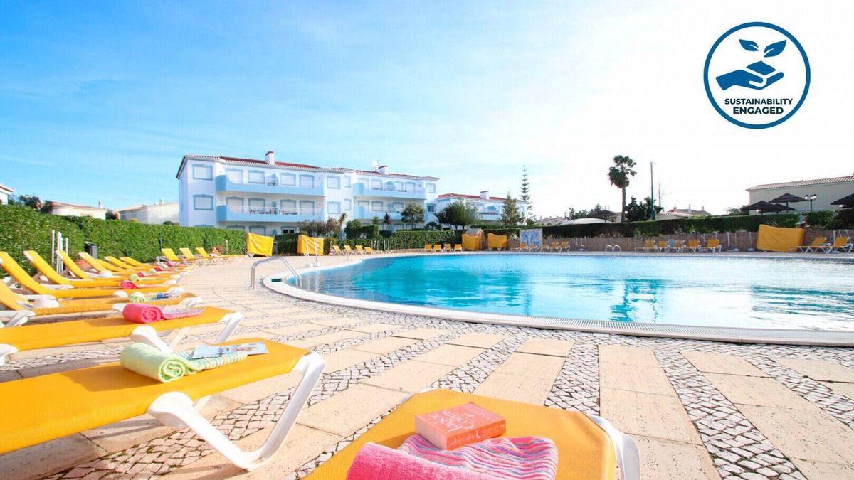 Portimao Ski Chalet | Townhouse w/Pool & Games in Oasis Parque