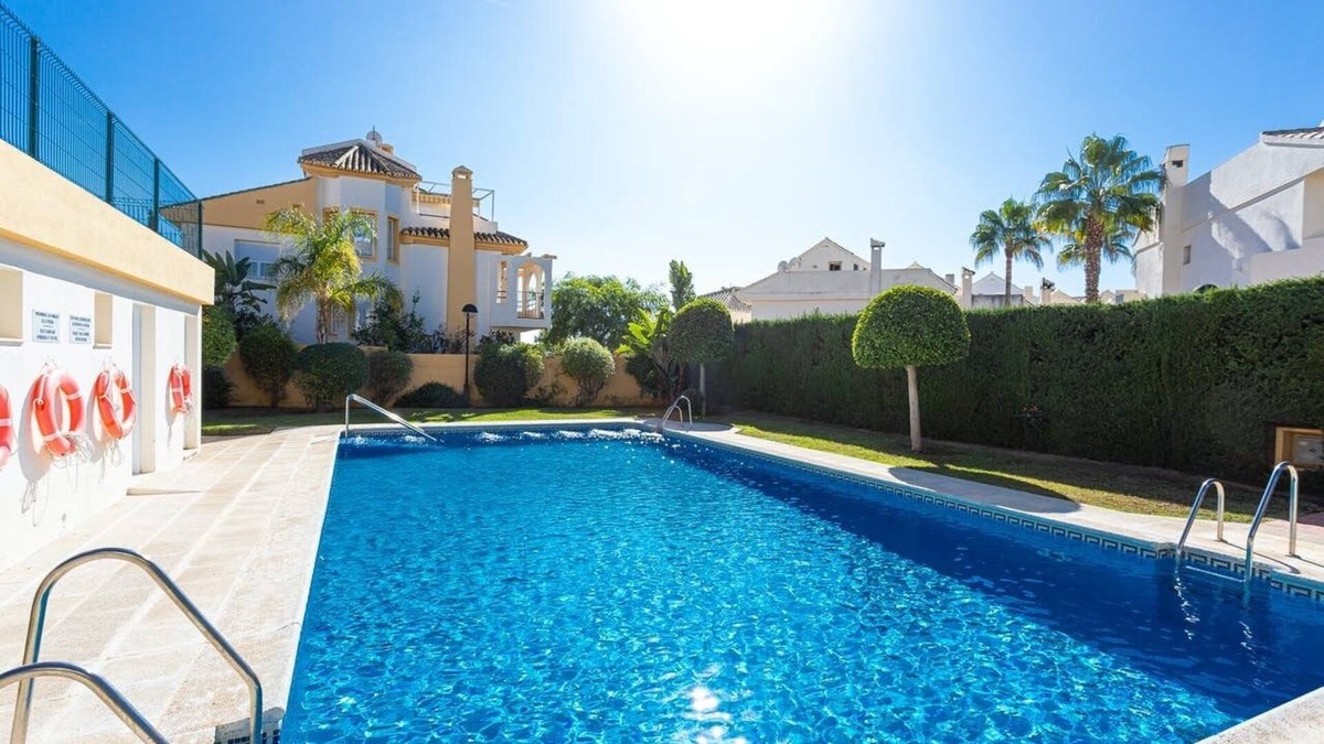 Urbanizacion Costabella House | Townhouse with garden