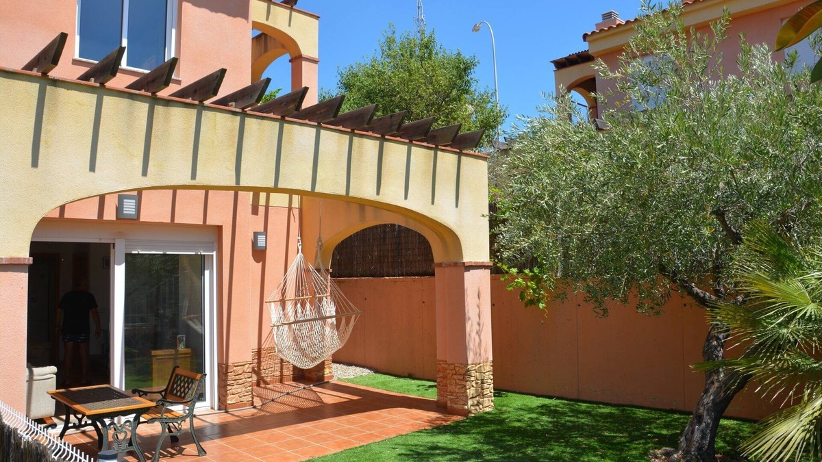 Miami Platja House | Townhouse with private garden and communal pool in Casalot, Miami Playa