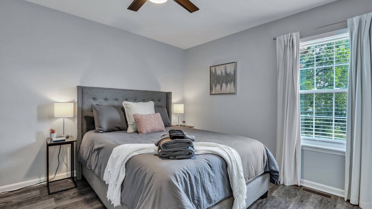 North Charleston House | Townhouse with Easy Downtown & Beach Access