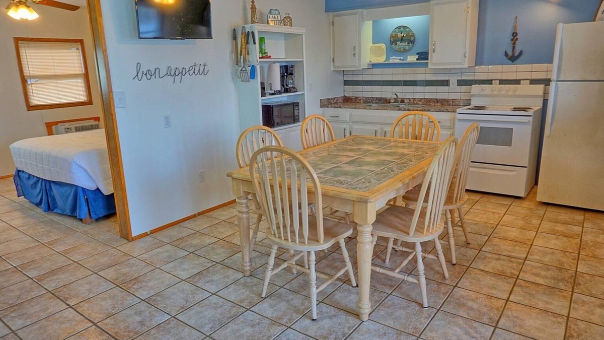 Eddyville House | Townhouses 1 & 6 (Sleeps 1-10) - Offer a Full Size Kitchen/Sitting Area, 2 Full size bathrooms with tub/shower units, 2 Queen beds, 1 twin bed, 2 Full Beds, 1 Futon.