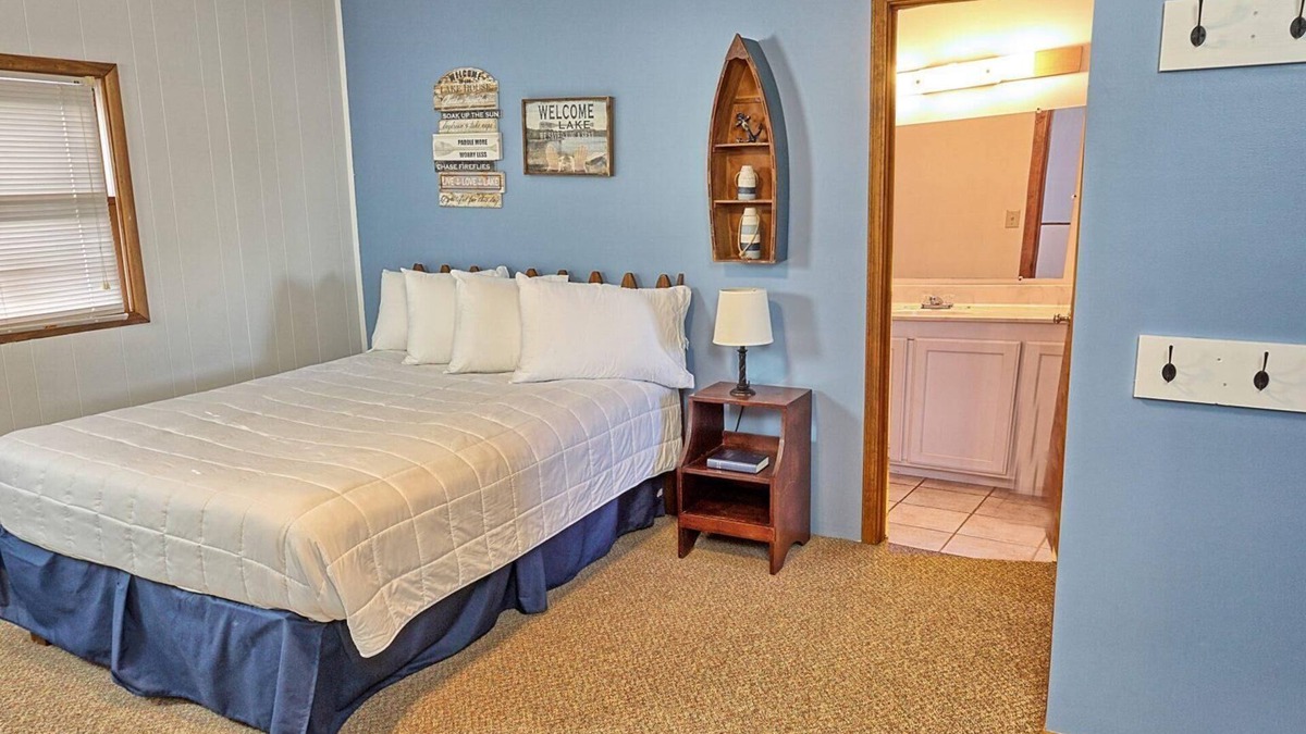 Eddyville House | Townhouses 3 & 5 (Sleeps 1-10) - Offer a Full Size Kitchen/Sitting Area, 2 Full size bathrooms with tub/shower units, 3 Queen beds, 1 twin bed, 2 Full Beds.