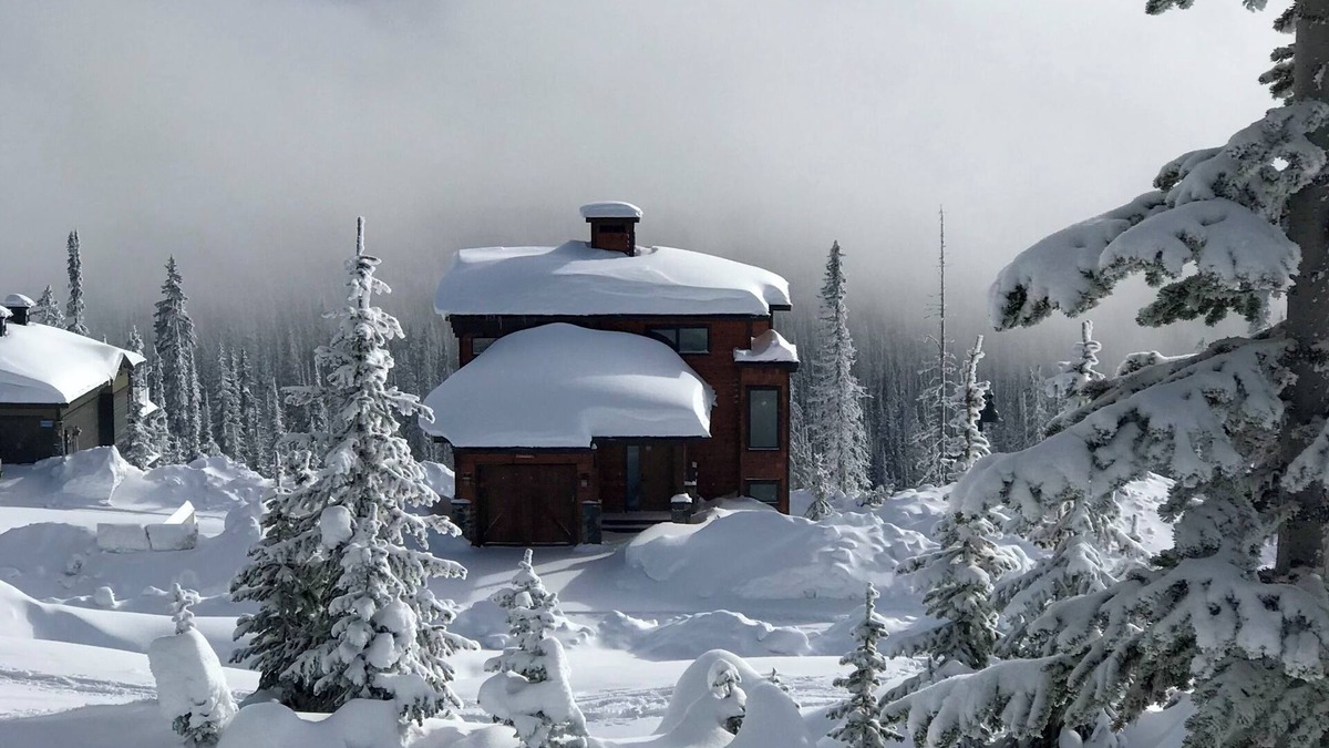Big White Ski Resort House | tPowder Peaks on Feathertop Hot Tub Fireplace Ski-In/Ski-Out Home