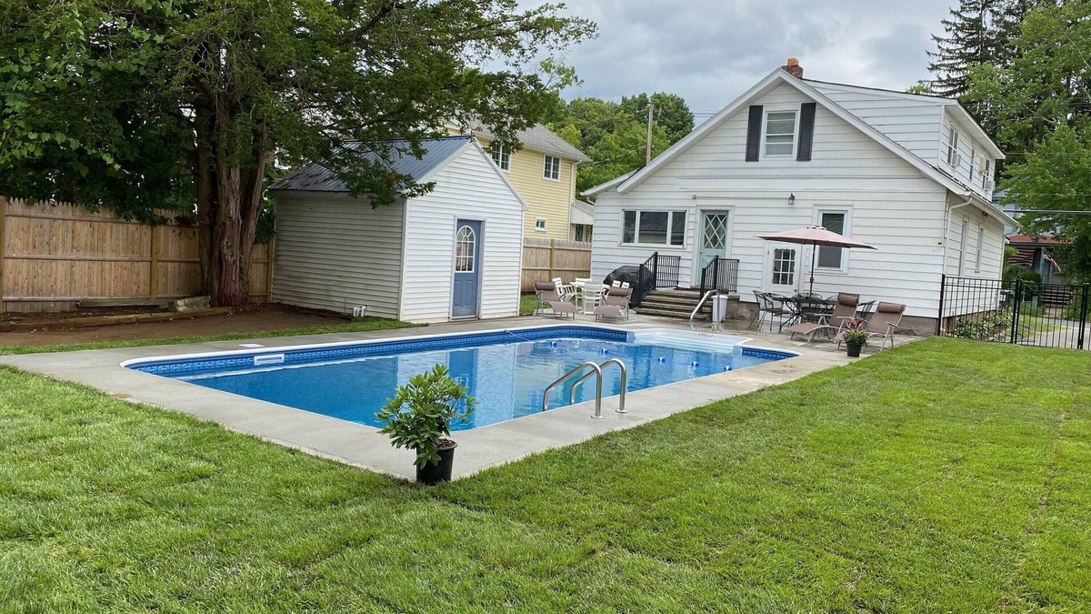 Saratoga Springs House | Trackside Living In Saratoga! Pool, Patio & Finished Basement!