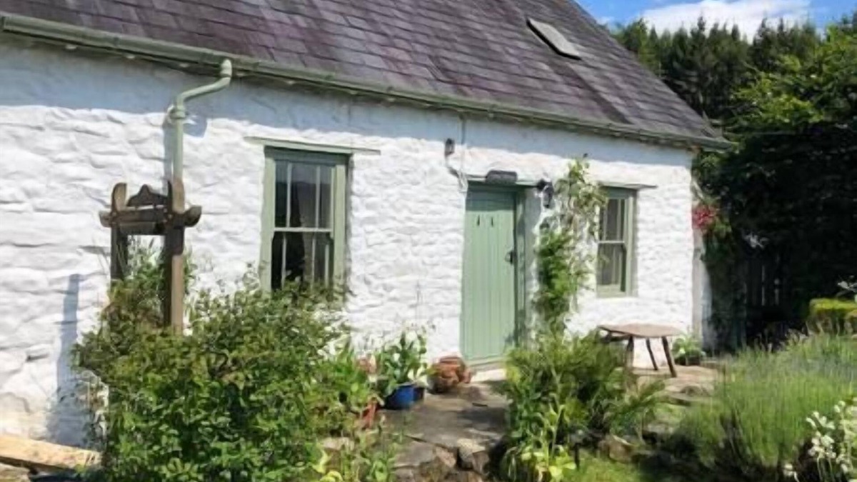 Llandovery House | Traditional 18th Century Welsh Cottage