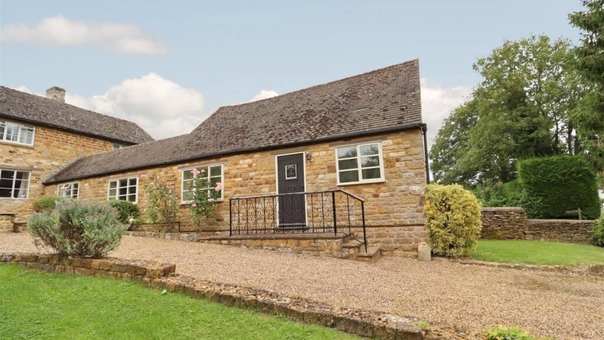 Upper Brailes Cottage | Traditional 2 Bedroom Cotswold Stone Cottage