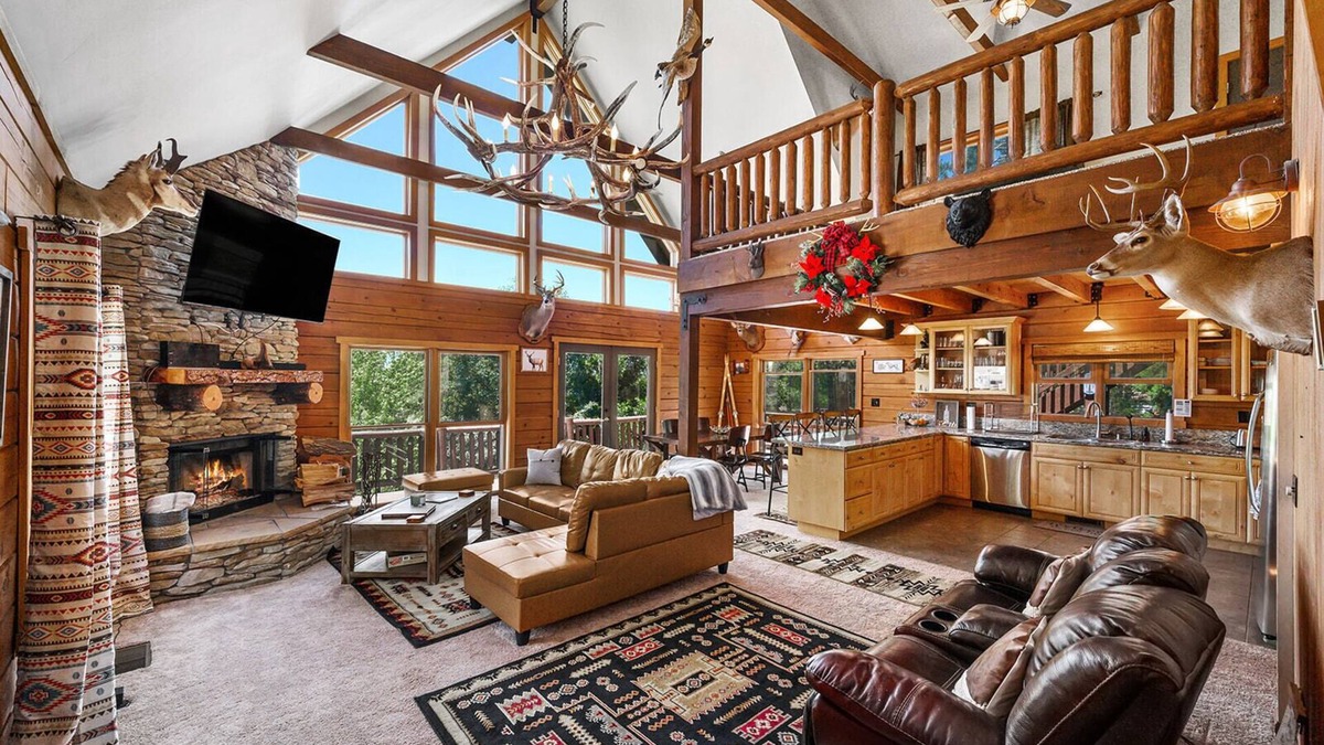 Crestline Cabin | Traditional A-frame Luxe Cabin in Crestline Ca. 3bed3bath/3LVL/PRVT SPA/5+PRKING