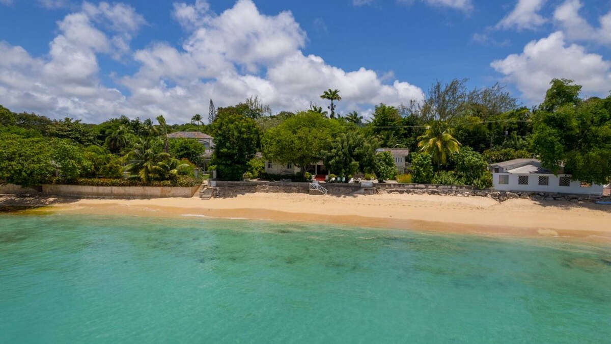 Gibbs Bay House | Traditional Beachfront Style - Clearwater