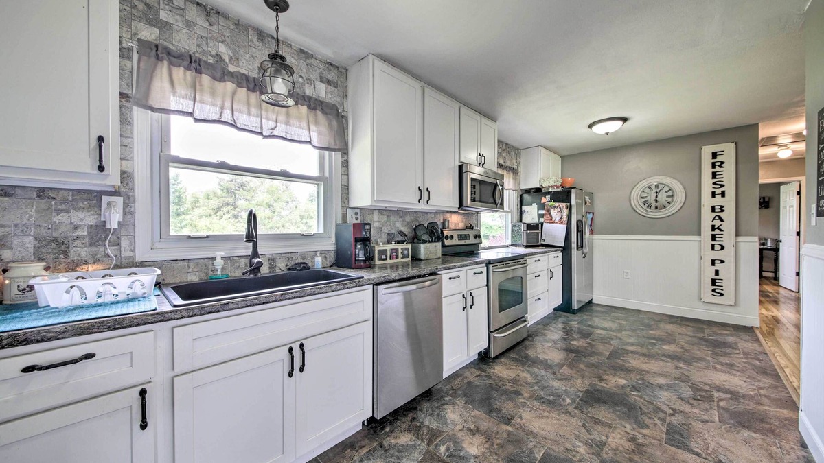 De Soto Cottage | Traditional Country Home in De Soto w/Yard!