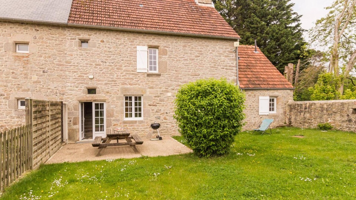 Sainte-Genevieve Cottage | Traditional house with enclosed garden, near Barfleur