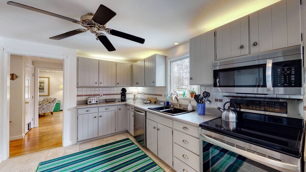 Rye House | Traditional home walkable to the beach with seasonal private pool - dog-friendly