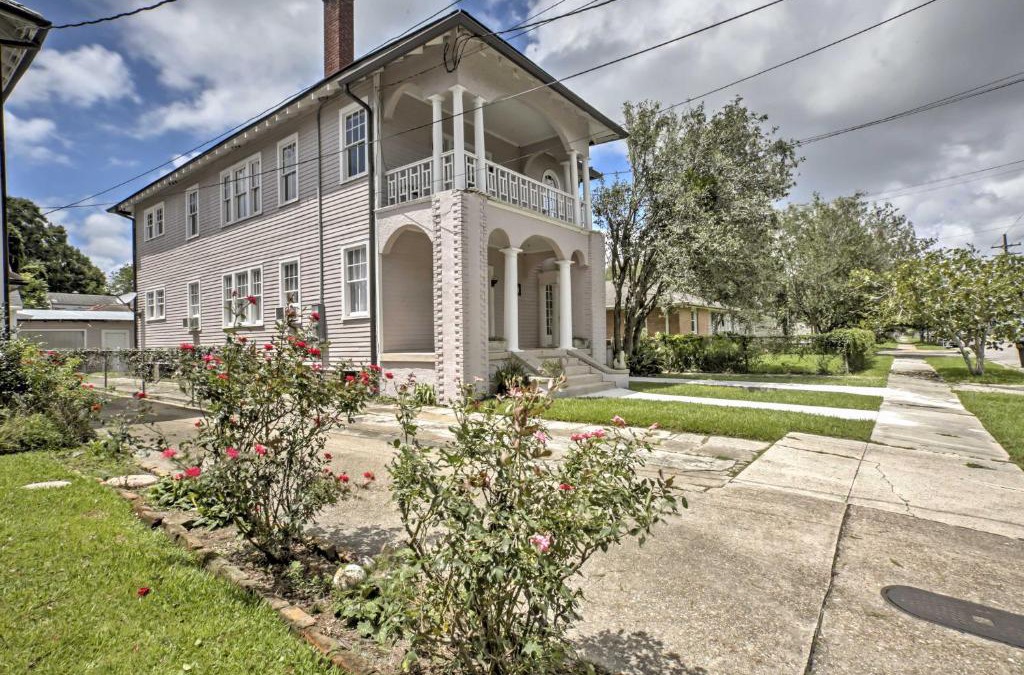 Central Carrollton Association Apartment | Traditional New Orleans Apt with Porch in River Bend
