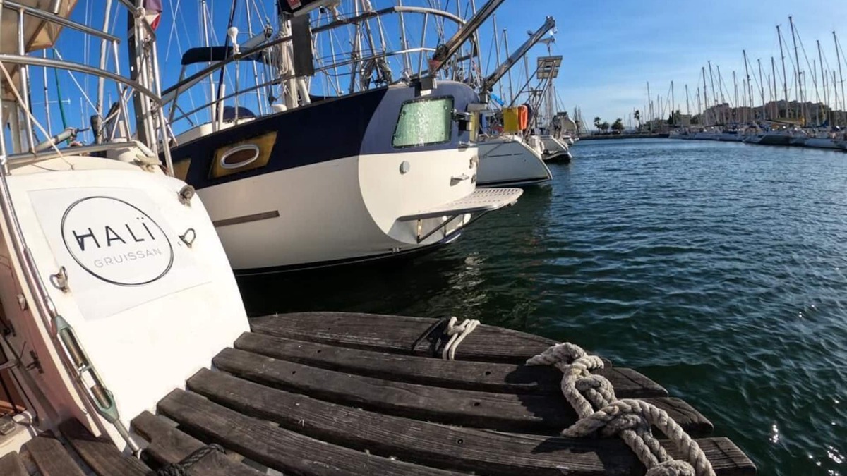 Gruissan Boat Rental | Traditional sailboat, comfortable and quiet