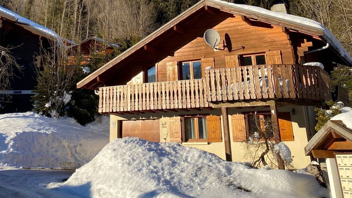 Chatel Ski Chalet | Traditional ski chalet. Close to Pre-la-Joux & Linga Ski lifts Sleeps 10+