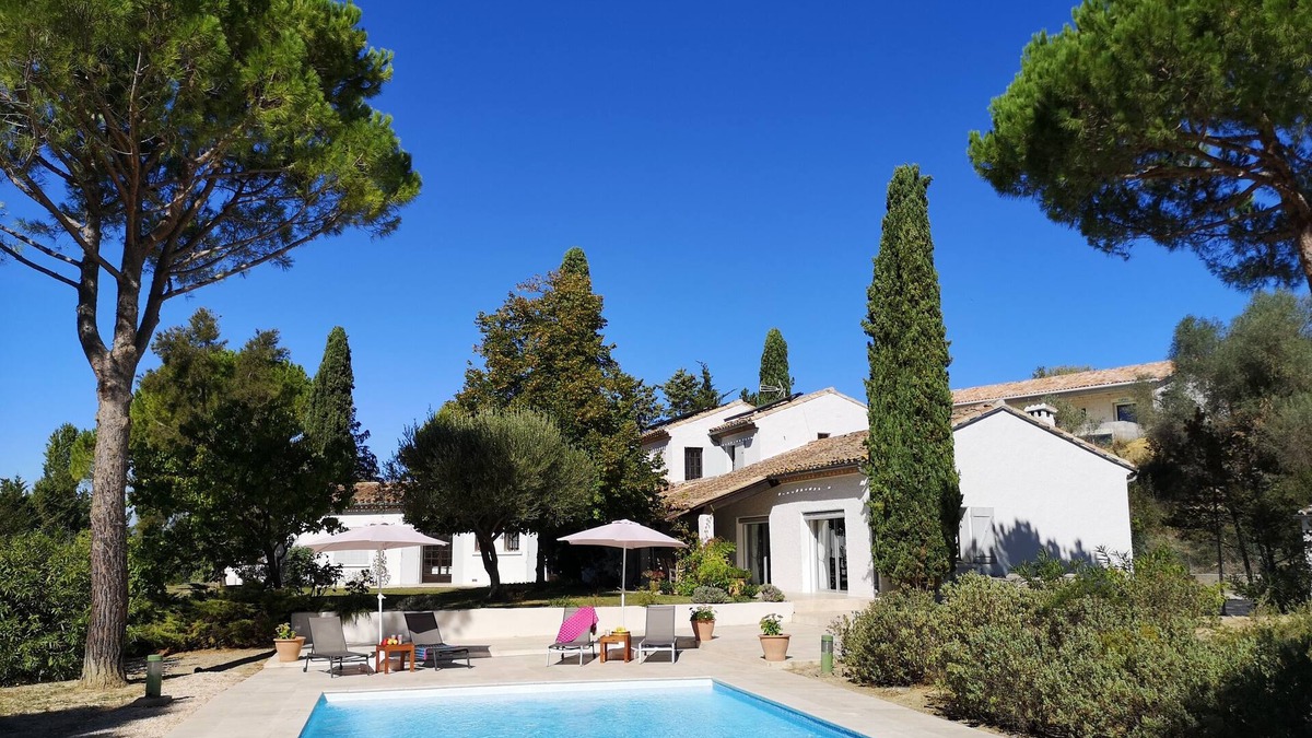 Campagnan Villa | Traditional southern style villa with private large garden and swimming pool