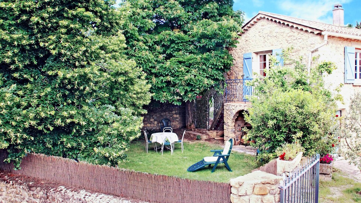 Lussan House | Traditional stone house in a rural and quiet area