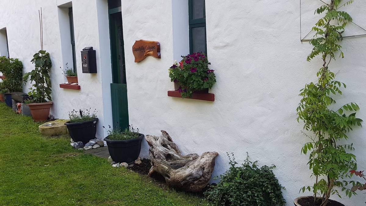 Castlegregory Cottage | Traditional stradbally country cottage in village location close to beach
