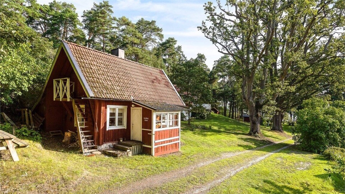 Ekero Cabin | Traditionell Svensk Stuga på Sjötomt - med Roddbåt