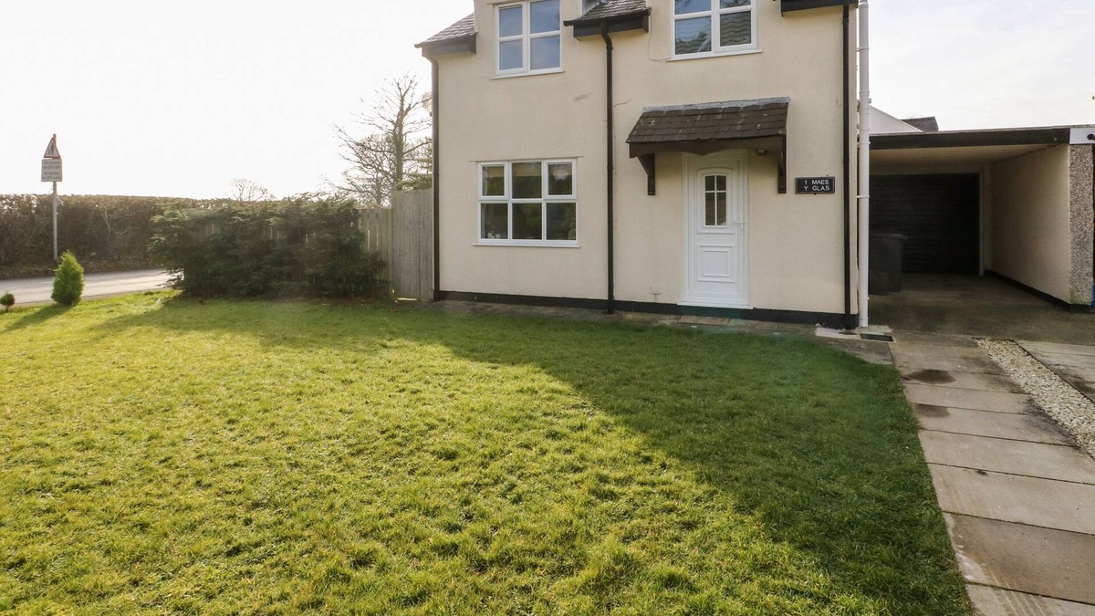 Bodorgan Cottage | TRAETH Y BRYN, pet friendly, character holiday cottage in Pen-Lon