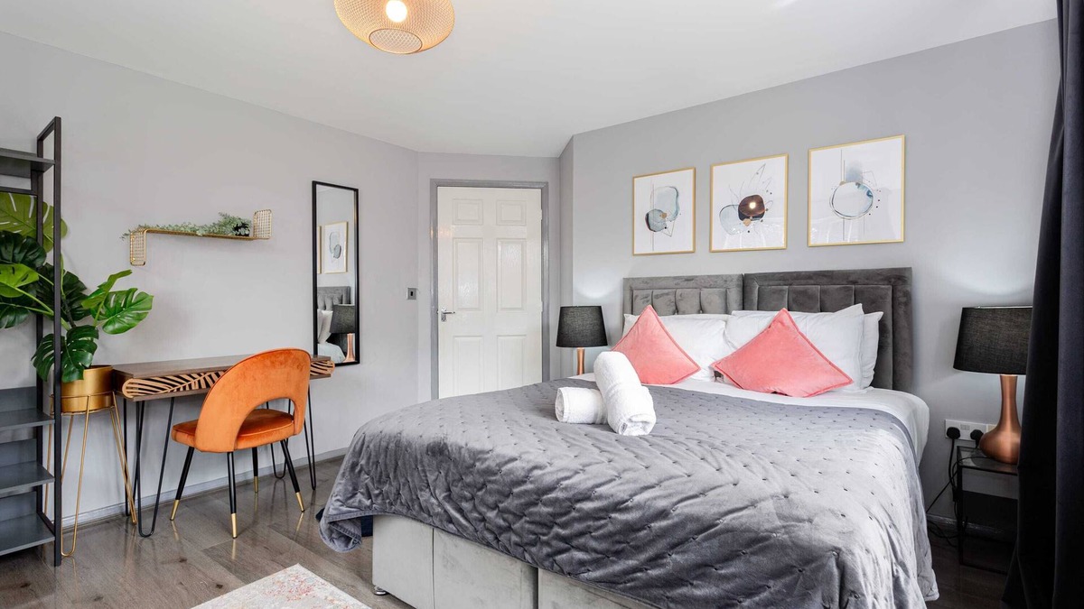 Irlam Apartment | Trafford Centre Cityscape Hideaway – Free Parking