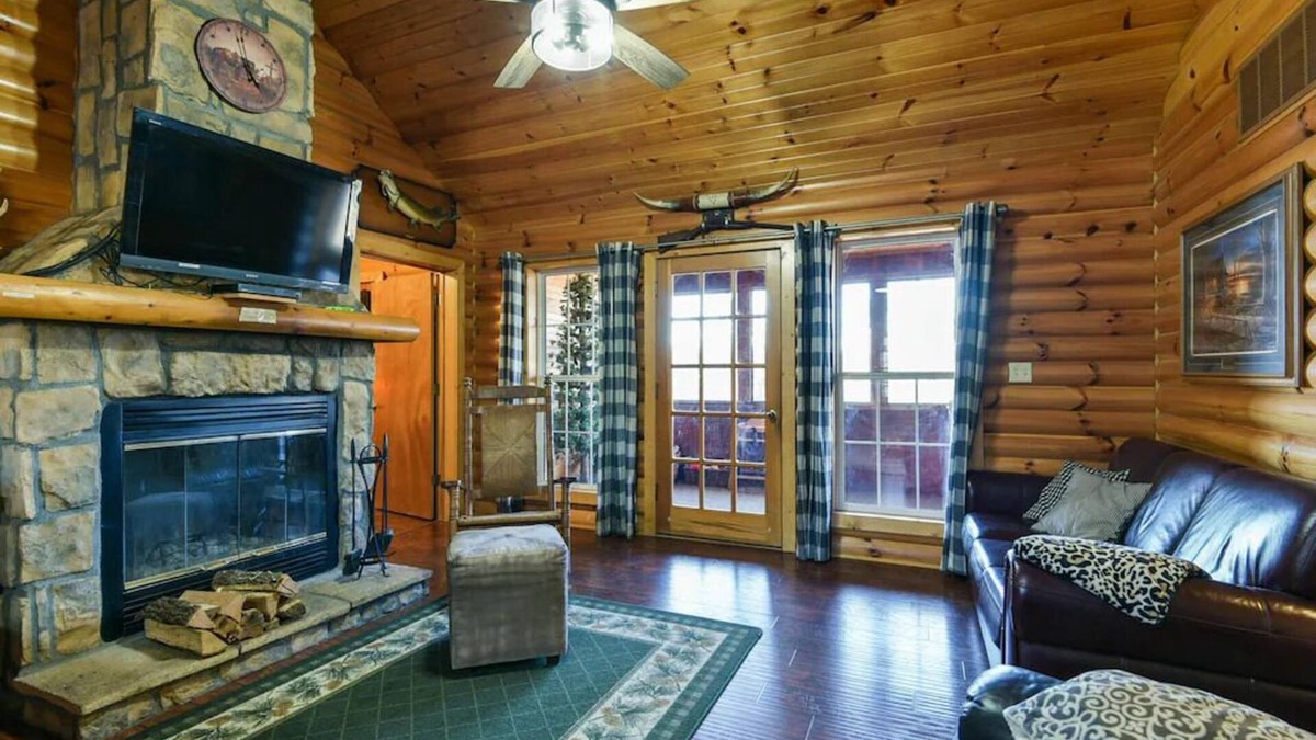 Notch Estates Cabin | Trails End Cabin- 10 min- Silver Dollar City; 15 min- Branson; NEW Tiled Showers
