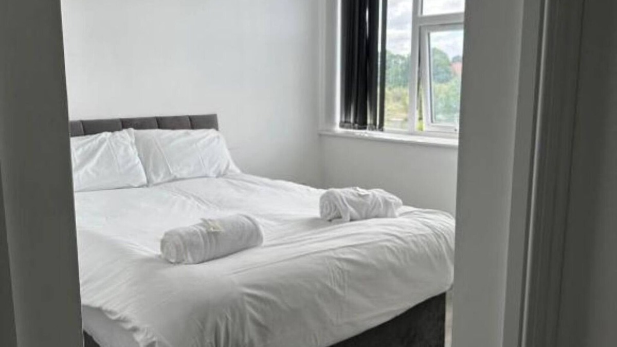Scunthorpe Apartment | Train Station Aparthotel - Free Wifi, Free Parking Deluxe Double Studio