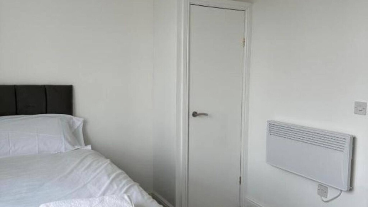 Scunthorpe Apartment | Train Station Aparthotel - Free Wifi, Free Parking Deluxe Double Studio