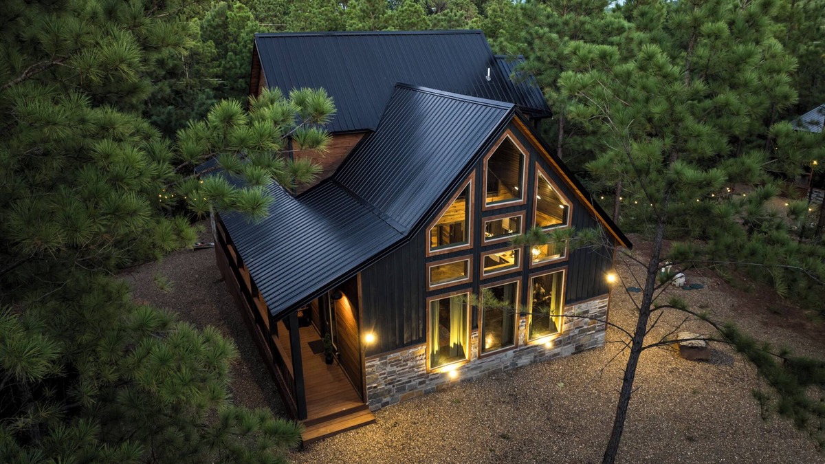 Pickens Cabin | Train Station Cabin - Sleeps 10 - Arcade - Hot Tub, Outdoor Fun & EV Plug